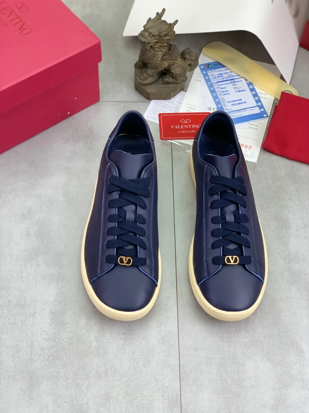 Men's men's shoes 💰P520 New style 💰 Top version Valentino Valentino 25/ Royco series Cherry 🍒Couple style Casual sneakers White shoes Original purchase and development Production Classic and timeless low-top sneakers outline a lazy silhouette, supplemented by low-key and restrained brand details, evolved into a must-have item in the wardrobe, comfortable and versatile!  ✔️Fabric: Original customized first-layer cowhide ✔️Inner lining: Imported breathable sheep lining ✔️Sole: Original molded anti-slip rubber material ✔️Size: 38-45